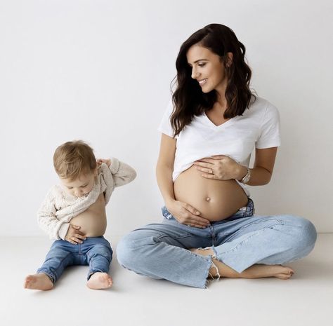 Home Maternity Photography, Diy Maternity Photos, Studio Maternity Shoot, Maternity Studio Photoshoot, Family Maternity Pictures, Maternity Photography Family, Lucy Mecklenburgh, Studio Maternity Photos, Boho Mother