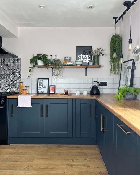 Integrate style and character into your kitchen with this navy blue farmhouse kitchen. The deep tones of the navy cabinets ooze comfort and class pairing well with the clean white walls and natural notes of bright ashwood. Add some greenery to the kitchen and achieve a lovely aesthetic for your kitchen. Cleaning White Walls, Blue Kitchen Designs, Top Kitchen Trends, Kitchen Cabinet Shelves, Navy Blue Kitchen, Above Kitchen Cabinets, Kitchen Design Color, Blue Kitchen Cabinets, Kitchen Cabinets Decor