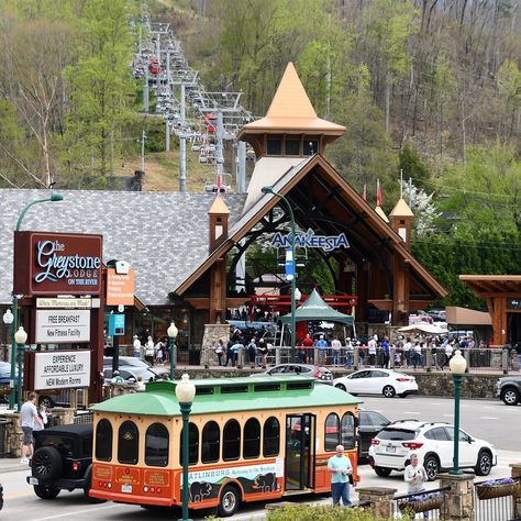 If I Only Had One Day in Gatlinburg, this is How I'd Spend It Gatlinburg For Adults, Downtown Gatlinburg Tennessee, Ober Gatlinburg Tennessee, Gatlinburg Tennessee Aesthetic, Gatlinburg Restaurants, Travel Tennessee, Gatlinburg Tennessee Vacation, Nashville Travel Guide, Nashville Travel