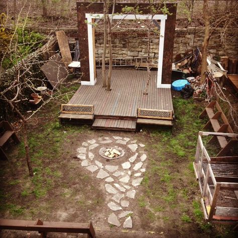 Diy Outdoor Stage, Backyard Karaoke, Outdoor Stage Design, Backyard Theater Ideas, Outside Stage, Backyard Stage, Backyard Theater, Diy Stage, Garden Stage