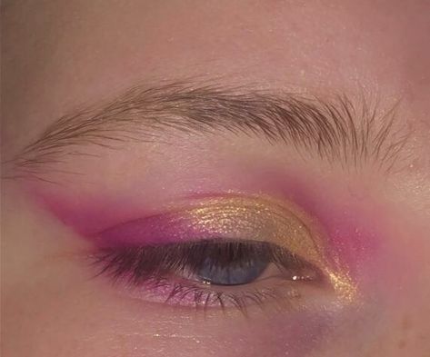 Pink Eyeshadow With Eyeliner, Gold Pink Makeup Look, Gold And Pink Eye Makeup, Pink Yellow Eyeshadow, Yellow Pink Makeup, Pink And Gold Eyeshadow Looks, Pink And Gold Makeup Looks, Yellow And Pink Makeup, Pink Fairy Makeup Looks