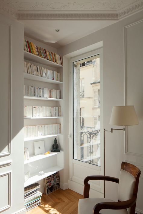 Paris Apartment : A Modern Haussmannien Flat in the Heart of Paris. Zimmer Diy, Paris Interiors, Interior Design Minimalist, Interior Design Per La Casa, Deco Studio, Paris Apartments, Design Del Prodotto, Design Living Room, Design Case