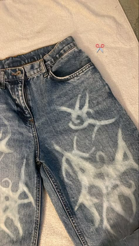 Cool alt trendy Jean bleach insta project Bleach Patterns On Jeans, Bleached Jeans Design Y2k, Bleach On Jeans, Bleach Painted Jeans, Painted Baggy Jeans, Bleached Jeans Design, Bleached Clothing, Bleach Jeans, Custom Jeans Diy