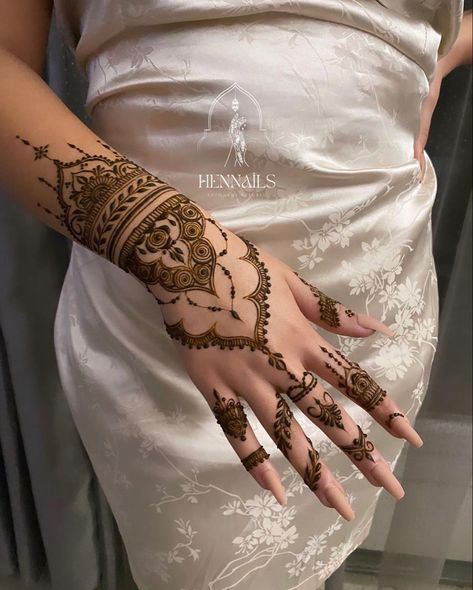 Islamic Henna Designs, Arabic Mehndi Designs Palm, Simple Back Hand Mehndi Designs Arabic, Hena Design Hand, Mehendi Designs For Hands Arabic, Eid Henna Designs Arabic, Arab Henna Designs, Indian Bridal Mehndi Designs, Arabic Bridal Henna