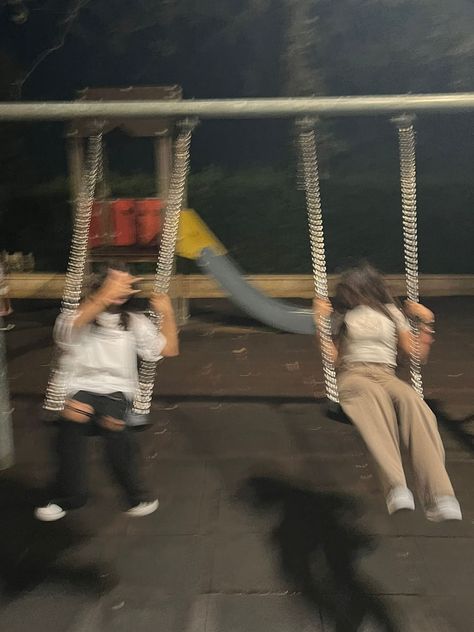 Park At Night, Photos Bff, Bff Poses, Friend Pictures Poses, Best Friend Poses, Shotting Photo, 사진 촬영 포즈, Best Friends Shoot, Friend Poses Photography