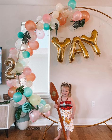 Make wayyy, make wayyy🎶🌺🌸🩵 ••••••• 2nd birthday party was a hit with a special visit from Moana herself🫶🏼 Moana Outfit, Moana Theme Birthday, Moana Theme, Moana Birthday, 2nd Birthday Party, Theme Birthday Party, 2nd Birthday Parties, Balloon Arch, 5th Birthday