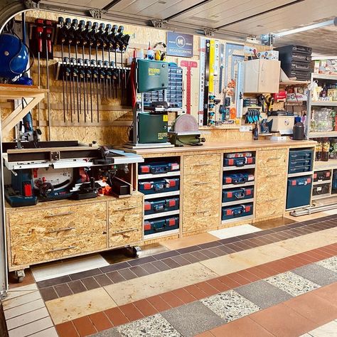 Officine In Garage, Garage Workshop Layout, Garage Workbench Plans, Diy Garage Work Bench, Diy Garage Bar, Garage Storage Inspiration, Diy Garage Storage Cabinets, Garage Workshop Organization, Workshop Layout