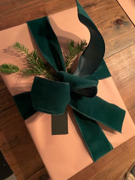 Christmas Green Wrapping Ideas, Velvet Ribbon Christmas Gift Wrapping, Green Velvet Ribbon Christmas Wrapping, Green Christmas Gift Wrap, Gold Wrapping Paper Christmas, Wrapping Gifts Aesthetic, Velvet Green Christmas Decor, Green Wrapping Paper Christmas, Velvet Ribbon Gift Wrap