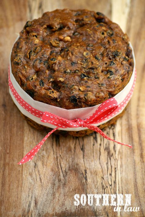 The Easiest Gluten Free Fruit Cake Recipe with No Added Sugar - low fat, gluten free, vegan, refined sugar free, healthy, egg free, dairy free Sugar Free Fruit Cake, Vegan Fruit Cake, Gluten Free Christmas Cake, Gluten Free Fruit Cake, Chocolate Fruit Cake, Fruit Cake Recipe Christmas, Sugar Free Fruits, Fruit Cake Recipe, Cake Light