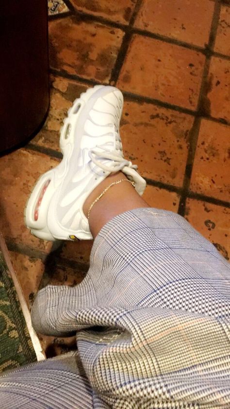 Nike AirMax TN Tn Blancas, Tns Outfit, Nike Airmax 720, Air Max Outfit, Outfits With Jordan 1s, Nike 95, Jordan 11 Outfit, Nike Air Max Shoes, Clogs Outfit