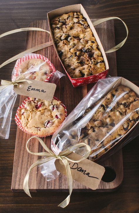 5 Loaf Cakes & Quick Breads That Make Perfect Gifts. Also, ideas on how to package for gift giving. Cranberry Cake Recipe, Granola Clusters, Drawing Food, Cranberry Cake, Bread Packaging, Packaging Idea, Loaf Cakes, Baking Packaging, Dessert Packaging