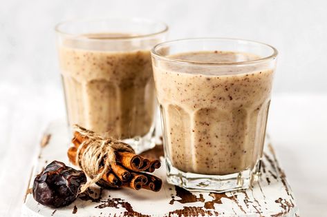 Date Smoothie Recipes, Chocolate Chip Smoothie, Salted Caramel Smoothie, Coffee Breakfast Smoothie, Date Smoothie, Cinnamon Smoothie, Smoothie Flavors, Apple Pie Smoothie, Chocolate Peanut Butter Smoothie