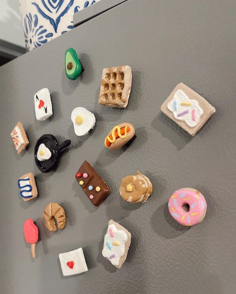 Clay magnets to dress up your fridge and add some color and happiness around your home! Feel free to message me with requests of other foods/objects you may love! Magnet Refrigerator Ideas, Making Fridge Magnets, Easy Clay Magnet Ideas, Polymer Fridge Magnets, Clay Fridge Magnets Diy Food, Airdry Clay Fridge Magnets Diy, Crafty Home Decor, Clay Art Magnet, Polymer Clay Refrigerator Magnets