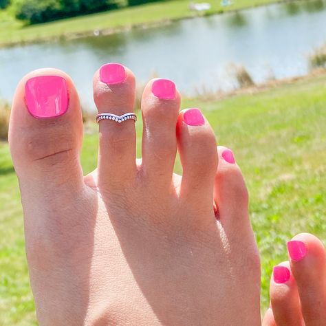 Jessa - V-Shaped Beaded Line Sterling Silver Toe Ring |   couples tattoos small simple Leg Ring Silver, Metti Designs Silver, Mettelu Designs Silver, Toe Ring Designs Silver Indian, Leg Finger Ring, Simple Couples Tattoos, Ring Tattoo Designs, Toes Ring Silver, Toe Ring Designs