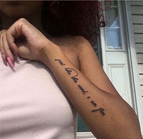 Side Arm Tattoos, Side Hand Tattoos, Side Wrist Tattoos, Hand Tattoos For Girls, Cute Hand Tattoos, Neck Tattoos Women, Quote Tattoo, Writing Tattoos, Spine Tattoos For Women