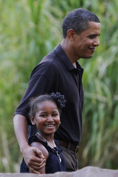 President Barack Obama and his youngest daughter Sasha, 8, walk through the Honolulu Zoo on Sunday, January 3, 2009 in Honolulu, Hawaii. Obama and his family are spending the holidays in his native Hawaii. Obama Daughter, Barack Obama Family, Malia And Sasha, Sasha Obama, Malia Obama, Michelle And Barack Obama, Heartwarming Pictures, Happy 13th Birthday, First Ladies