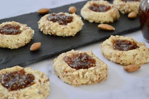 Italian Thumbprint Cookies made with fig jam and almonds. #italianthumbprintcookies #figjamcookies Thumbprint Cookie Recipe, Homemade Fig Jam, Thumbprint Cookie, Jam Thumbprint Cookies, Easy Jam, Fig Spread, Cookie Recipes Oatmeal Raisin, Gluten Free Gingerbread, Thumbprint Cookies Recipe