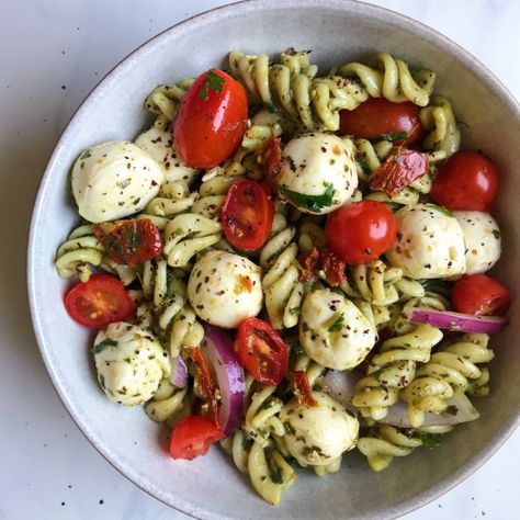 Creamy Pasta Salads, Caprese Pasta Salad, Caprese Pasta, Pasta Plates, Perfect Pasta, Pickled Red Onions, Creamy Pasta, Healthy Dishes, Healthy Salads