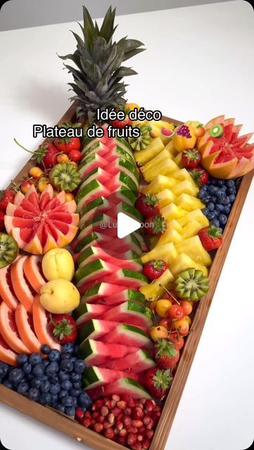 Fruit Displays For Party Presentation, Fruit Serving Ideas For Party, Fruit Board Platter, Brunch Fruit Platter, Fruit Plate Ideas, Plateau Fruit, Fruit Salads For Parties, Plateau Fruits, Fruit Boards