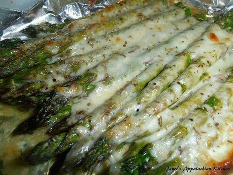 Budget101 Fan Share: Cheesy Baked Asparagus   1 bunch of asparagus, woody ends trimmed  3 T. butter, melted  1/2 tsp. my house seasoning (equal parts garlic powder, onion powder and pepper...combine and store in an airtight container)  1 T. grated parmesan cheese  3/4 C. shredded mozzarella cheese  italian seasoning   Line a baking sheet with some tinfoil. Place the asparagus on the baking sheet and drizzle with the melted butter. Sprinkle the house seasoning and parmesan cheese over the top... Cheesy Baked Asparagus, House Seasoning, Vegetarian Treats, Baked Asparagus, Rub Recipes, Dry Rub, Asparagus Recipe, Veggie Dishes, Vegetable Side Dishes