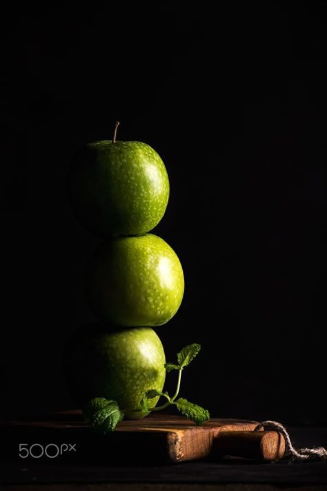 Green Apple Recipes, Food Photography Fruit, Shutter Speed Photography, Dark Food Photography, Daily Nutrition, Cuban Art, Food Photoshoot, Green Apples, Abstract Wallpaper Design