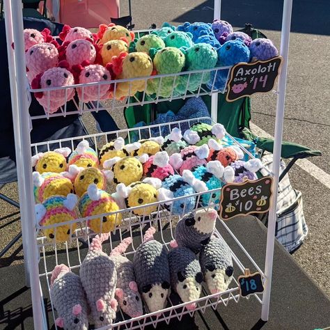 Amigurumi Patterns, Plushie Market Display, Plushie Vendor Display, Crochet Room Ideas Craft Storage, Craft Fair Booth Display Crochet, Vendor Booth Display Ideas Crochet, Small Crochet Business Ideas, Vendor Craft Booth Ideas, Amigurumi Market Display