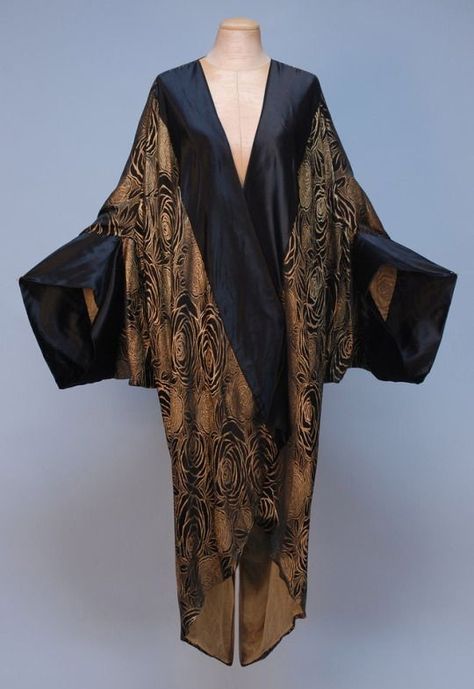 Moda Academia, Evening Coat, Mode Kimono, Kimono Coat, Cocoon Coat, 20s Fashion, Looks Street Style, 1920s Fashion, Pale Gold