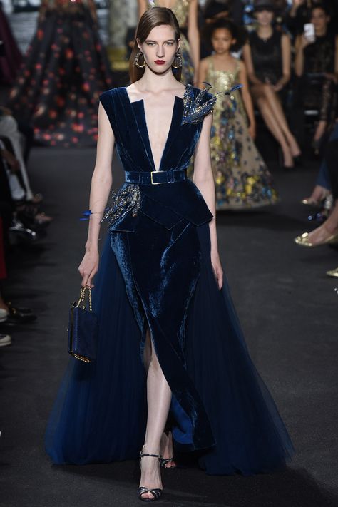 Stunning indigo velvet evening gown, stright out of the golden age of hollywood - Elie Saab Fall 2016 Couture Fashion Show - Vlada Chokhar Elle Saab, Fall Couture, 2016 Couture, Style Bleu, Haute Couture Paris, Ellie Saab, Elie Saab Fall, Elie Saab Couture, Collection Couture