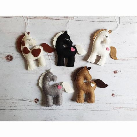 Corro Exclusive: Hand-stitched Horse Ornament by Grab A Coffee Designs Horse Ornaments Diy, Felt Patterns Free, Coffee Designs, Handmade Felt Ornament, Horse Christmas Ornament, Felt Crafts Patterns, Paint Horse, Felt Creations, Custom Ornaments