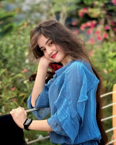 शादी की तस्वीरें, Beautiful Blonde Hair, Gals Photos, Long Hair Pictures, Cool Hairstyles For Men, Best Pose For Photoshoot, Beautiful Style, Beautiful Smile Women, Girls Dp