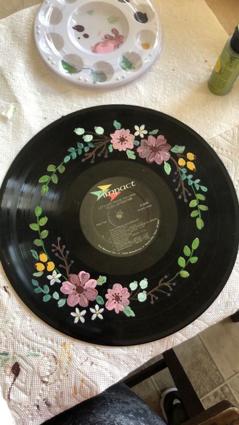 Flower Wreath Painting, Wreath Painting, Vinyl Record Art Ideas, Painted Records, Vinyl Paintings, Painted Vinyl Records, Record Wall Art, Vinyl Art Paint, Kule Ting