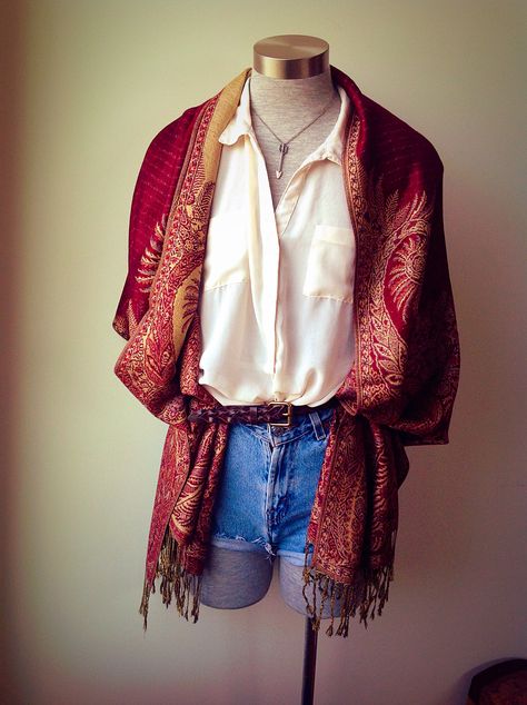 Boho festival outfit pashmina high waisted shorts hippy scarf paisley outfit idea fashion importation Bohemian Scarf Outfit, Pashmina Outfit Ideas, Pashmina Outfit Festival, Street Festival Outfit, Festival Outfit Shorts, Pashmina Outfit, Bohemian Punk, Party Outfit College, Boho Festival Outfit