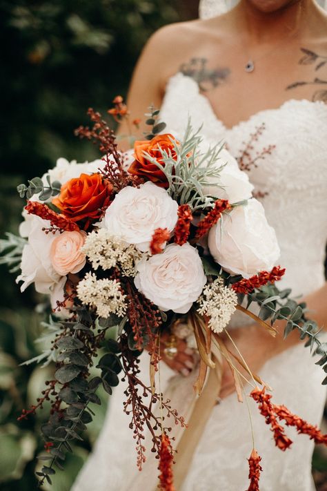 Dahlia And Peony Bouquet, Pretty Venues, Wedding Venues Italy, Fall Wedding Trends, Lotr Wedding, Garden Rose Bouquet, Green Wedding Bouquet, Autumn Bouquet, Burgundy Bouquet