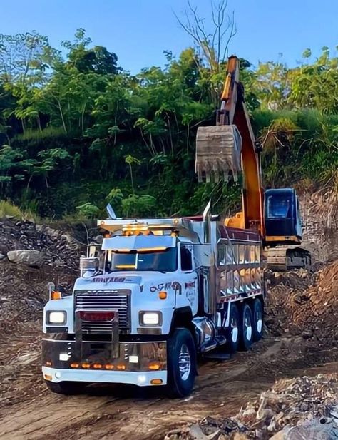 Mack Dump Truck, Unique Vehicles, Dump Trailers, Custom Big Rigs, Scammer Pictures, Doctor Picture, Sand And Gravel, Heavy Duty Trucks, New Photo Download