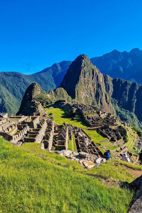 Looking for the best places to visit in Peru? We are here to help! In this article, we tell you everything about Machu Picchu Peru and the best places to see in Peru. You will find loads of Peru photos for those in search of Peru aesthetic. machupichu peru. peru outfits, peru things to do, peru travel guide, peru highlights, photos of peru Peru Outfits, Peru Aesthetic, 7 World Wonders, Peru Beautiful Places, Travel To Peru, Peru Landscape Photography, Machu Picchu Peru Travel, Peru Culture, Trip To Peru