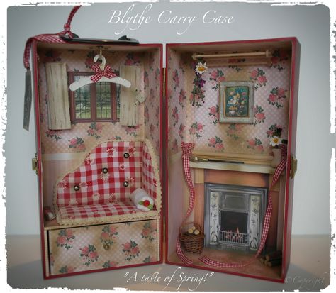 Custom Blythe Doll Carry Case Doll Cases Display, Blythe Diorama, Doll Suitcase, Felt Doll Patterns, Doll Case, Doll Closet, Doll Display, Childrens Quilts, How To Make Box