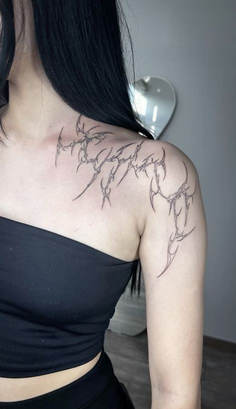 Behind Ear To Neck Tattoo, Neck To Back Tattoos Women, Cyberpunk Tattoo Back, Shoulder Tattoo Sketch, Shoulder And Collar Bone Tattoos, Around The Neck Tattoo, Behind Ear Neck Tattoo, Shoulder Neck Tattoo, Cybergilism Tattoo