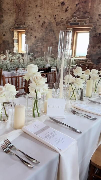 White Roses Decoration Wedding, Wedding Table Decorations White Roses, Simple Cocktail Hour Decor, Simple White Rose Table Decor, White Roses Aesthetic Wedding, White Wedding Table, White Rose Reception, Wedding Sweetheart Table Ideas, Chic Wedding Decor