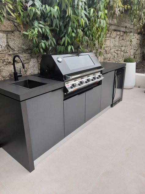 Outdoor Kitchen Outdoor Kitchen Fridge, Modern Kitchen Design Luxury Marble, Outdoor Bar Fridge, Black Outdoor Kitchen, Outdoor Hardscape, Outdoor Cupboard, Bbq Setup, Outdoor Barbecue Area, Bbq Backyard