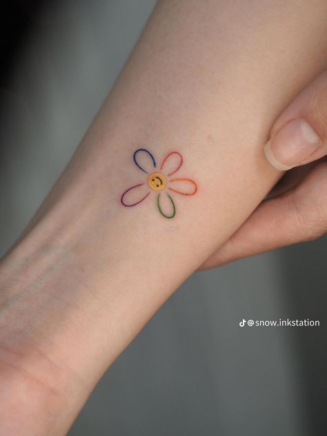 Daisy Tatoos, Tattoo Artist Tips, Small Colorful Tattoos, Colorful Tattoos, Cross Tattoos For Women, Pretty Hand Tattoos, Cross Tattoos, Artist Tips, Cute Tiny Tattoos