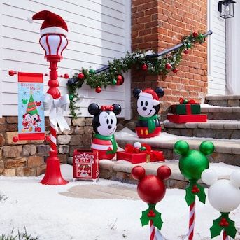 Mickey Mouse Christmas Decorations Outside, Disney Christmas Yard Display, Disney Christmas Porch, Disney Christmas Yard Decorations, Outdoor Disney Christmas Decor, Disney Christmas Party Ideas, Disney Christmas Decor Diy, Disney Christmas Outdoor Decorations, Disney Outdoor Christmas Decorations