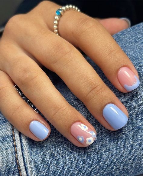 Simple Summer Holiday Nails Short, Simple Pink Short Nail Designs, Nail Inspiration Natural Nails Short, Daisy Gel Nails Short, Short Gel Nails With Flowers, Natural Nails Blue Designs, Blue Nail Inspo Gel, Cloud Nail Designs Short, Cute Blue Flower Nails