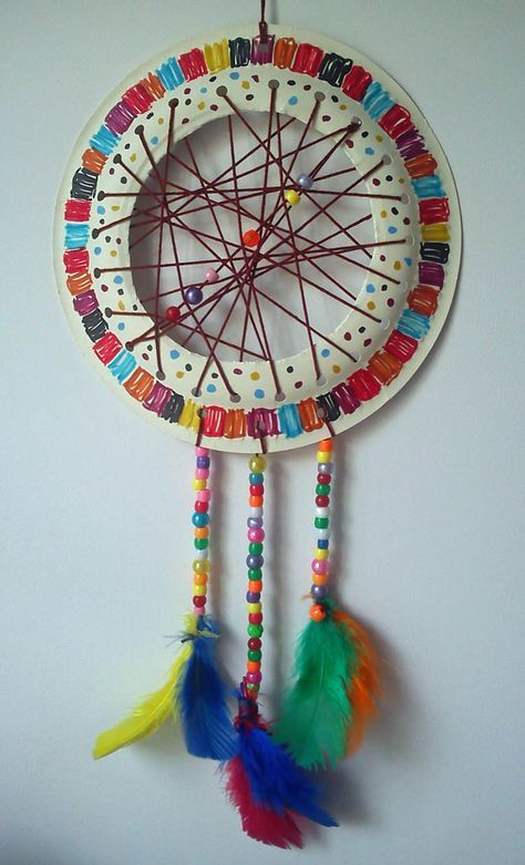 Craft and Activities for All Ages!: Paper Plate Dream Catcher Tutorial - Easy and fun to make! Dream Catcher For Kids, Dreamcatcher Diy, Dream Catcher Tutorial, Dream Catcher Craft, String Crafts, Dream Catcher Diy, Paper Plate Crafts, Plate Crafts, Craft Club