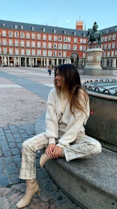 Madrid Spain Photography, Scotland Girl, Madrid Spain Aesthetic, Spain Outfit Ideas, Madrid Aesthetic, Madrid Girl, Madrid Outfits, Spain Outfit, Visit Madrid