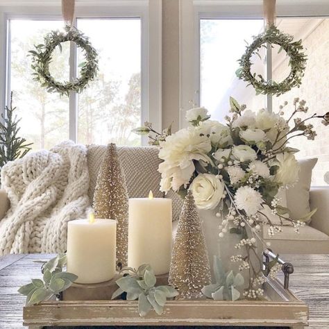 For more farmhouse Christmas inspiration, join me on the blog. Christmas Coffee Table, January Decor, Christmas Coffee Table Decor, Cozy Winter Decor, Tafel Decor, Christmas Dining Table, Coffee Table Centerpieces, Christmas Decor Inspiration, Christmas Themes Decorations