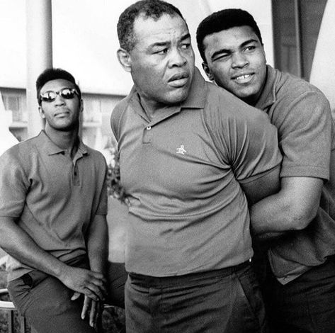 Muhammad Ali playing around with Joe Louis, Jimmy Ellis in the background. Jack Johnson Boxer, Muhammad Ali Boxing, Boxing Images, African American History Facts, Joe Louis, Muhammed Ali, Boxing Posters, Boxing History, Mohammed Ali