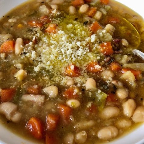 Tuscan White Bean Soup - Barefoot Contessa Tuscan White Bean Soup, Tuscan White Bean, Tuscan Bean Soup, Barefoot Contessa Recipes, White Bean Soup Recipes, Ina Garten Recipes, Fingerfood Party, Bean Soup Recipes, Barefoot Contessa