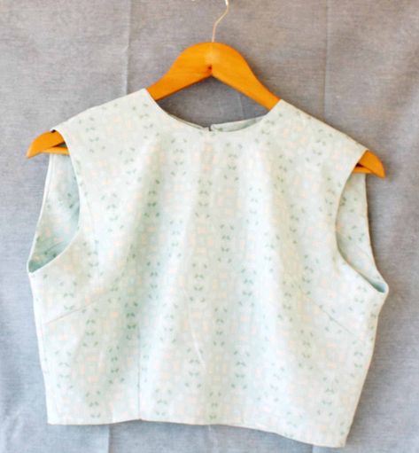 How To Sew A Crop Top With Free Pattern Sewing Patterns Free Women Top, Cropped Top Pattern, Sew Tank Top Pattern Free, Sew Crop Top Pattern, Pola Crop Top, Sew Simple Top, Free Crop Top Pattern, Sewing Pattern Crop Top, Simple Crop Top Sewing Pattern