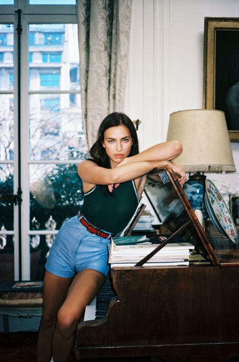 Irina Shayk Interview, Irina Shayk Style, Chique Outfits, Photographie Inspo, Estilo Preppy, Irina Shayk, Sports Illustrated, Casual Denim, Looks Vintage