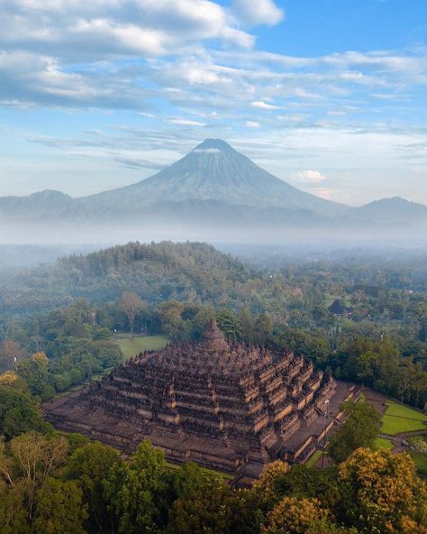 Candi Borobudur (Borobudur Temple) Indonesia  Congrats @jerre_stead  Use #map_of_travel Buddhism Wallpaper, Borobudur Temple, Sejarah Kuno, Buddha Temple, Nice Photos, Buddhist Temple, True Art, Buddhist Art, Bali Travel